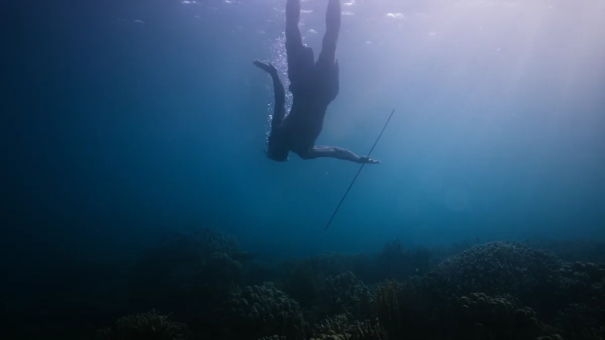 Village bajau sur pilotis au milieu de l'océan au crépuscule vue aérienne drone Asie du Sud-Est