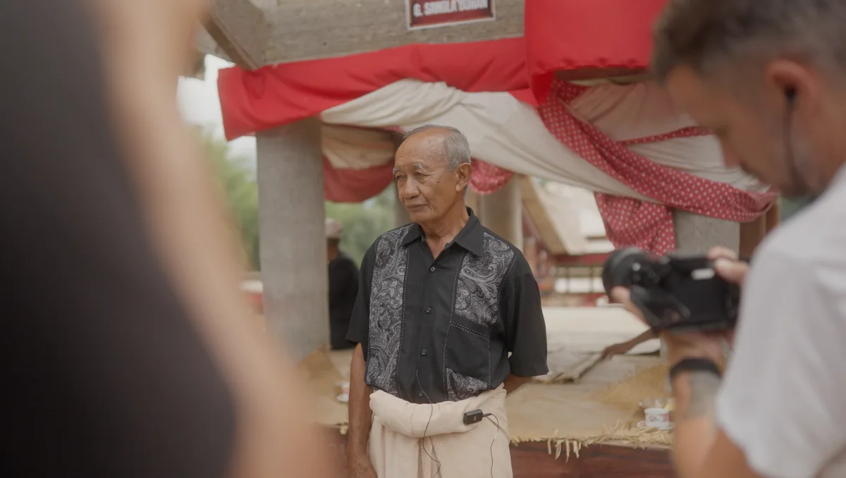 Interview documentaire filmée en conditions terrain avec rendu cinématique profondeur de champ et lumière naturelle