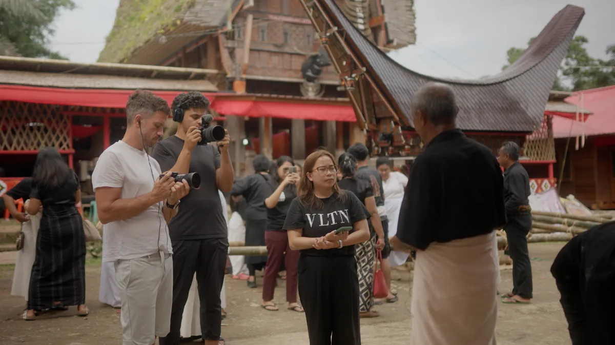 Interview documentaire filmée avec lavalière cachée et rendu cinématique son professionnel