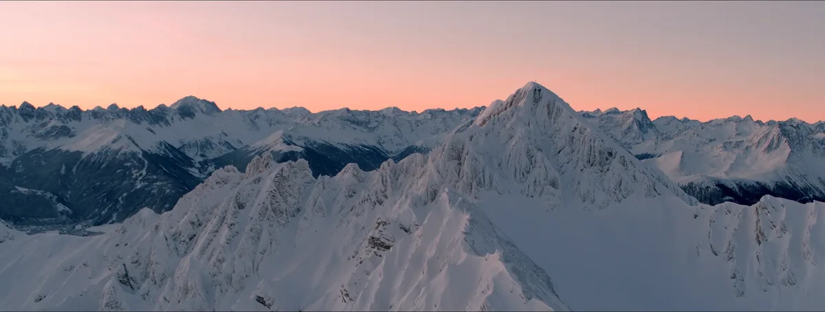 Pont suspendu traversé par une caravane de yaks au-dessus d'une gorge himalayenne dans la vallée du Khumbu