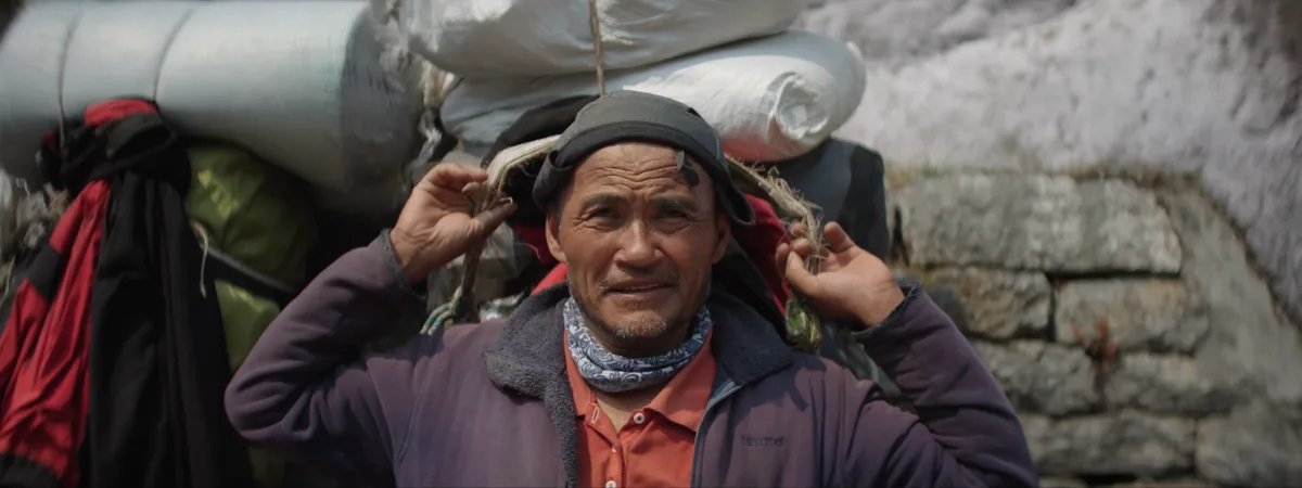 Caravane de yaks chargés traversant un pont suspendu dans les gorges du Khumbu sur la route de l'Everest