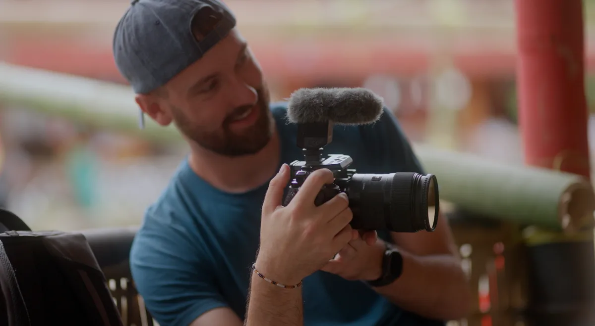 Micro canon Sony ECM-B1M monté sur griffe de caméra pour captation son terrain documentaire Face du Monde