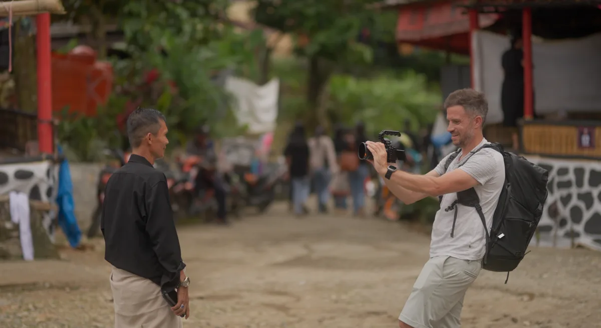 Vidéaste documentaire filmant un portrait en conditions réelles avec un Sony ZV-E1 setup compact terrain