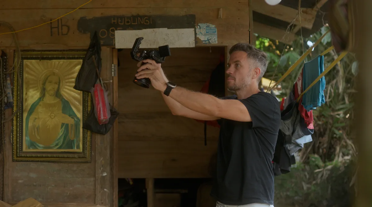 Vue plongeante d'un vidéaste filmant avec un Sony ZV-E1 en tournage documentaire de voyage Face du Monde TV