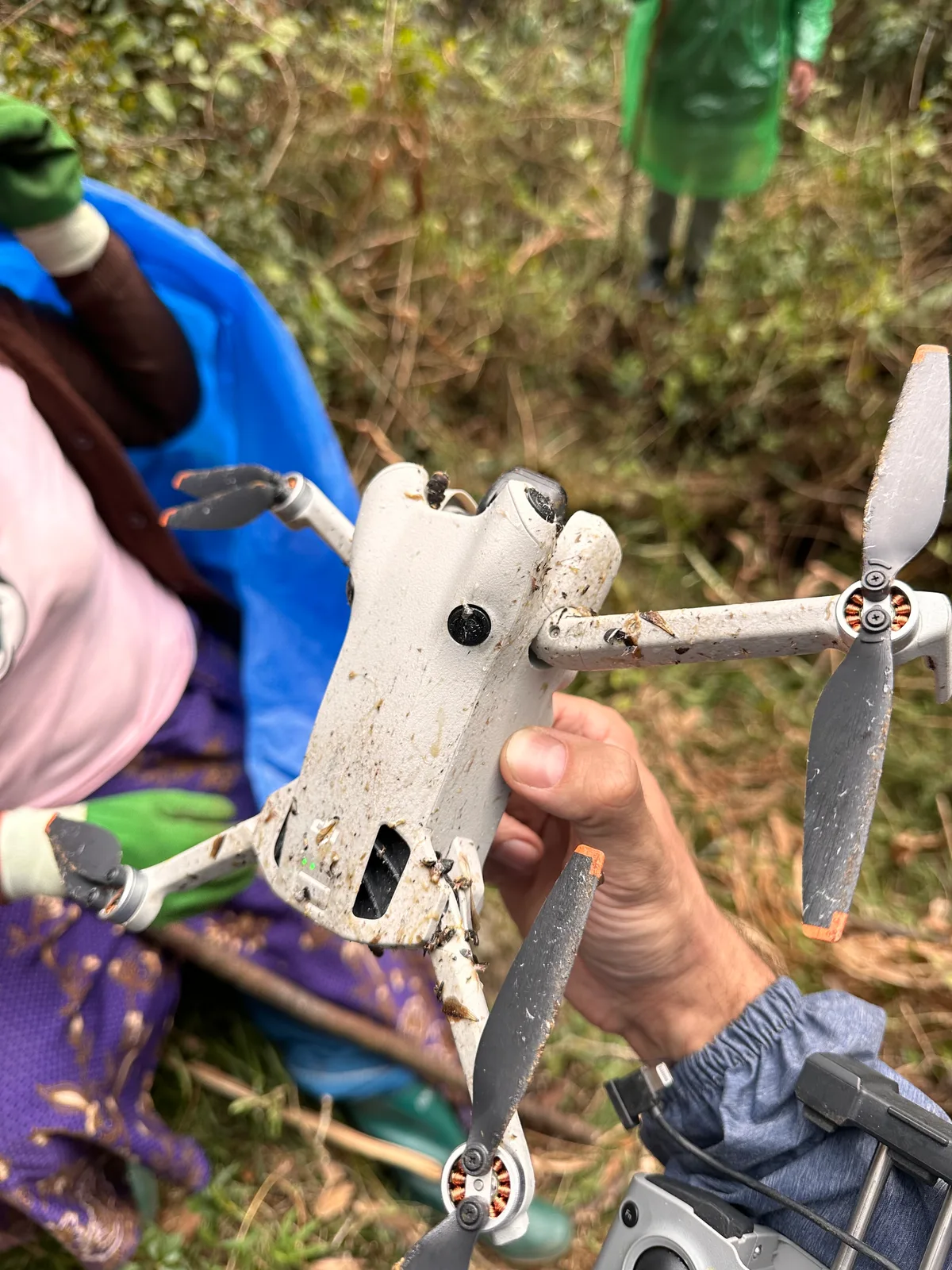 Drone DJI abîmé après un crash lors d'un tournage documentaire au Népal réalité du terrain en expédition