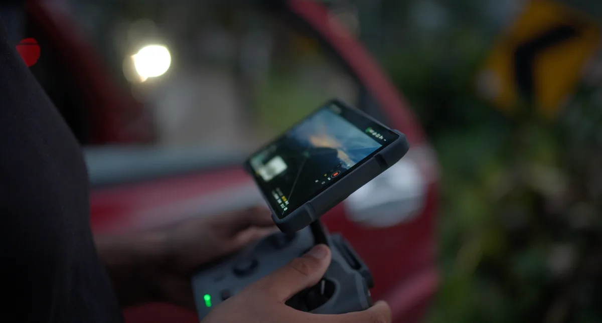 Télécommande DJI RC Pro du Mavic 4 Pro utilisée sur le terrain pour tournage drone documentaire expédition