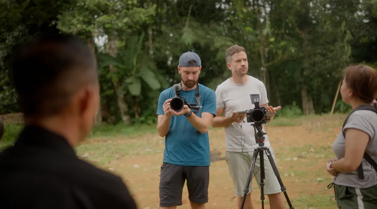 Équipe de tournage documentaire Face du Monde TV en action sur le terrain en Indonésie setup léger et mobile
